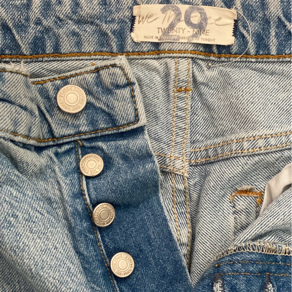 We The Free. Cropped, Lightwash Boyfriend Jeans. Distressed, Casual. Size 29. - Picture 3 of 7